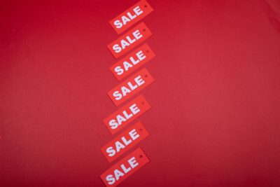 Rayon de magasin de déstockage avec étiquettes de remise